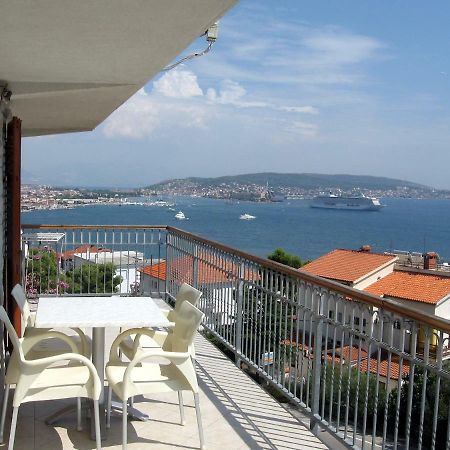 Apartment With Splendid Sea View Трогир Экстерьер фото